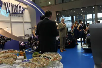 Испытанный способ привлечь внимание прессы и зрителей - обильная еда