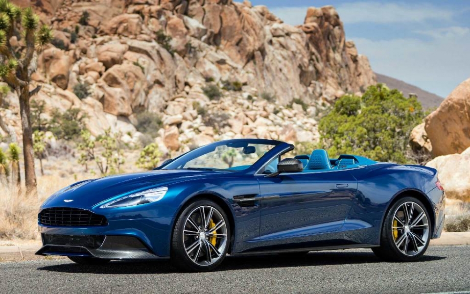  Aston Martin Vanquish    