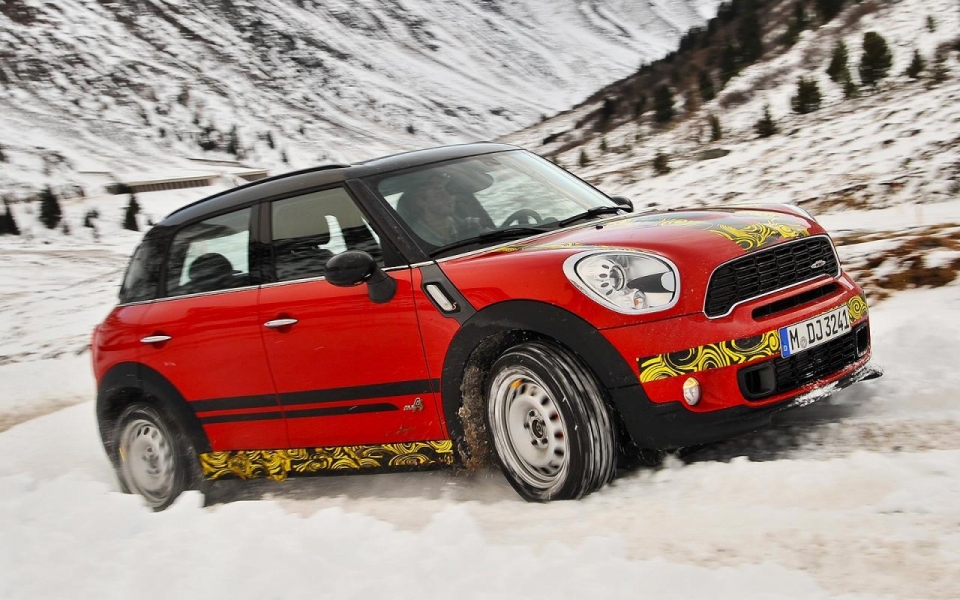 Элегантным движением Mini Cooper превращается … в спортивный внедорожник Элегантным движением Mini Cooper превращается … в спортивный внедорожник