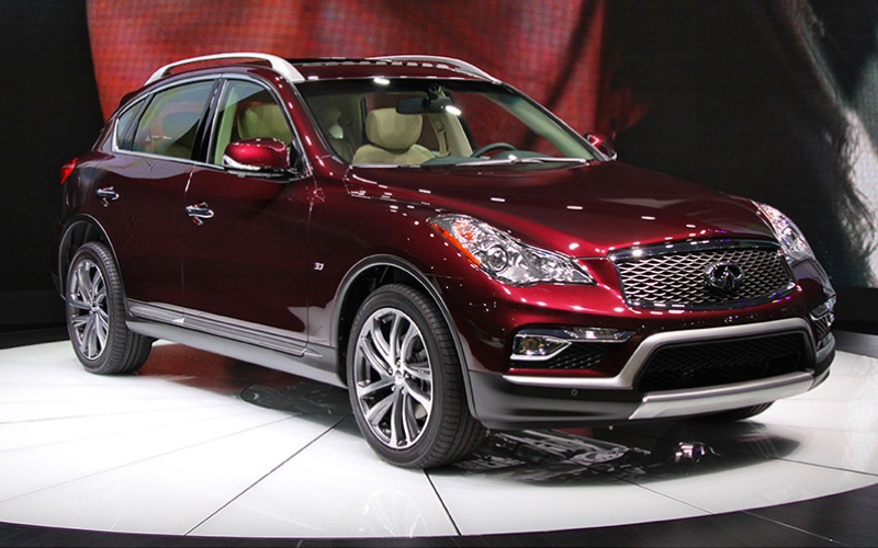 Аттракцион невиданной щедрости на стенде Infiniti