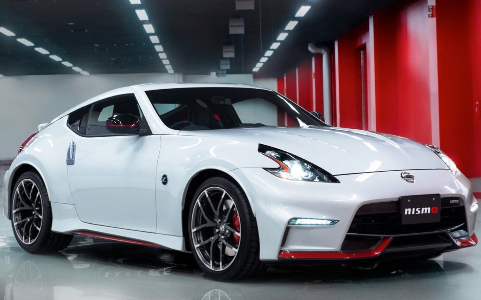 Обновленное купе Nissan 370Z Nismo теперь с «автоматом»