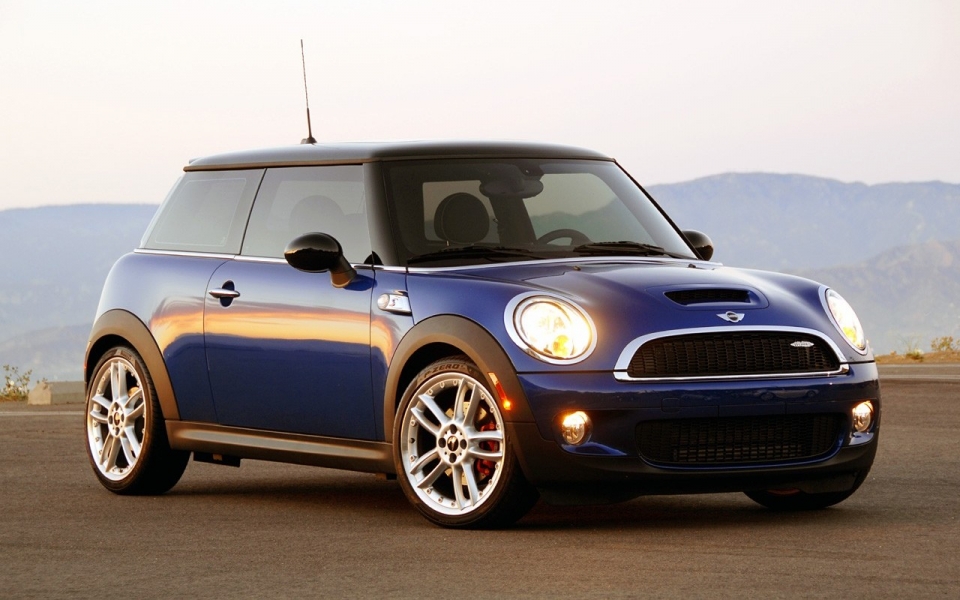 У Mini Cooper S неприятность У Mini Cooper S неприятность