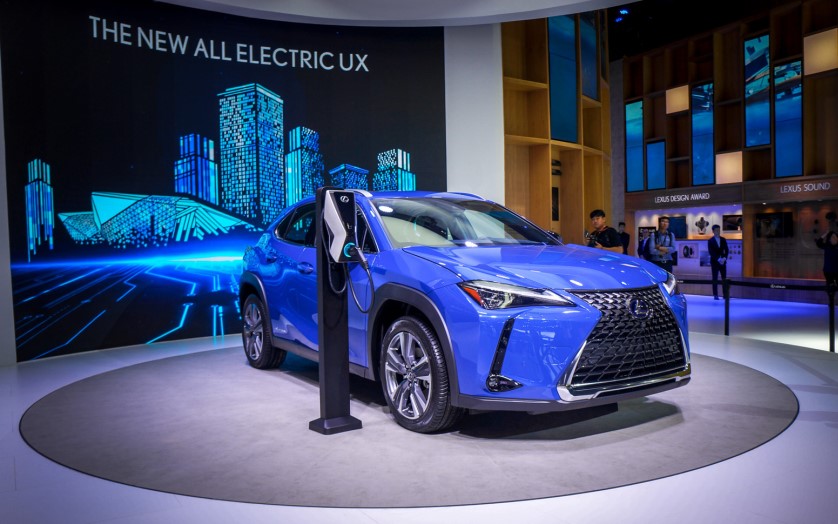 Lexus представил кроссовер UX 300e