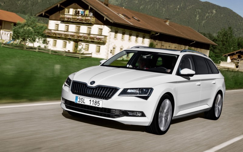 Рассекречена внешность нового Skoda Superb Combi