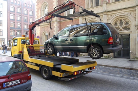 Автомобили с тротуаров будут уезжать на эвакуаторе Автомобили с тротуаров будут уезжать на эвакуаторе