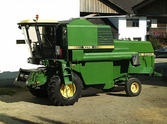   JOHN DEERE ( ) 1072 Combine