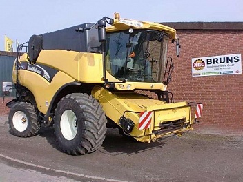   NEW HOLLAND ( ) CX760 Combine Harvester