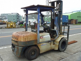   Komatsu () FD30H Fork Lift