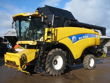   NEW HOLLAND ( ) CX780 Combine Harvester