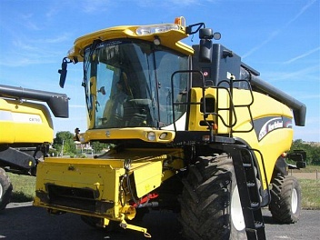   NEW HOLLAND ( ) CX740 Combine Harvester