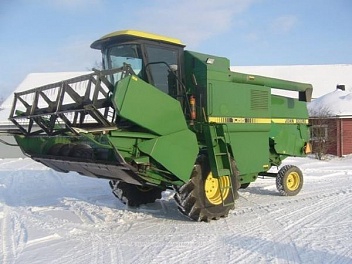   JOHN DEERE () 1032 Combine