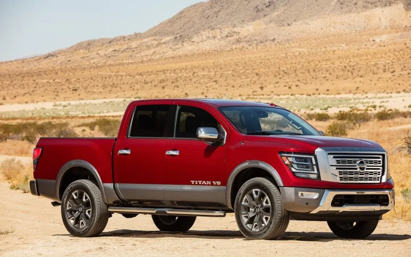Полноразмерный Nissan Titan с панорамной крышей Полноразмерный Nissan Titan с панорамной крышей